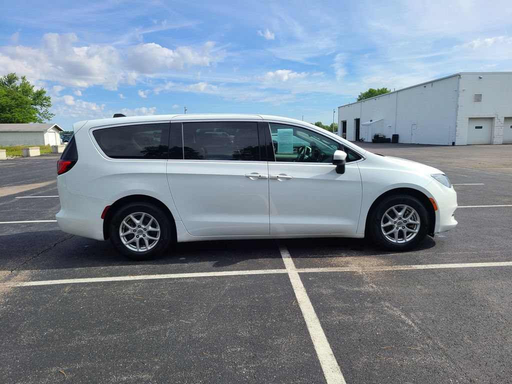 Used 2023 Chrysler Voyager LX FWD image 9