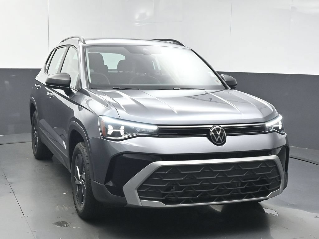 Used 2025 Volkswagen Taos SE FWD image 2