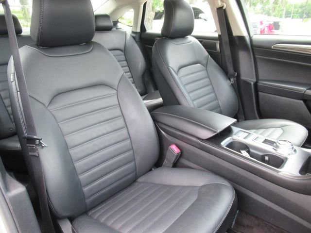 Used 2017 Ford Fusion SE w/ Fusion SE Technology Package FWD image 8
