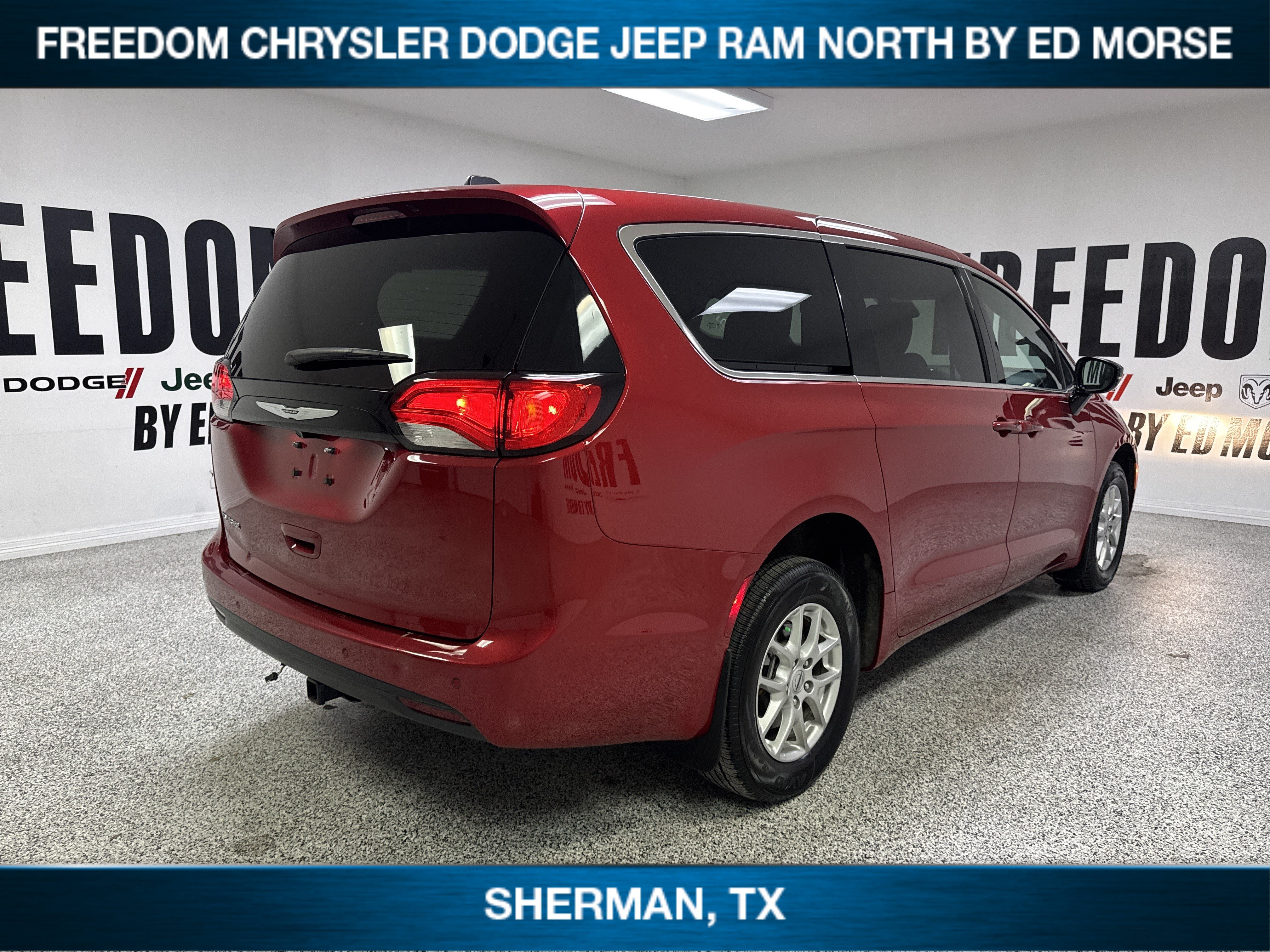 Used 2025 Chrysler Voyager LX FWD image 4