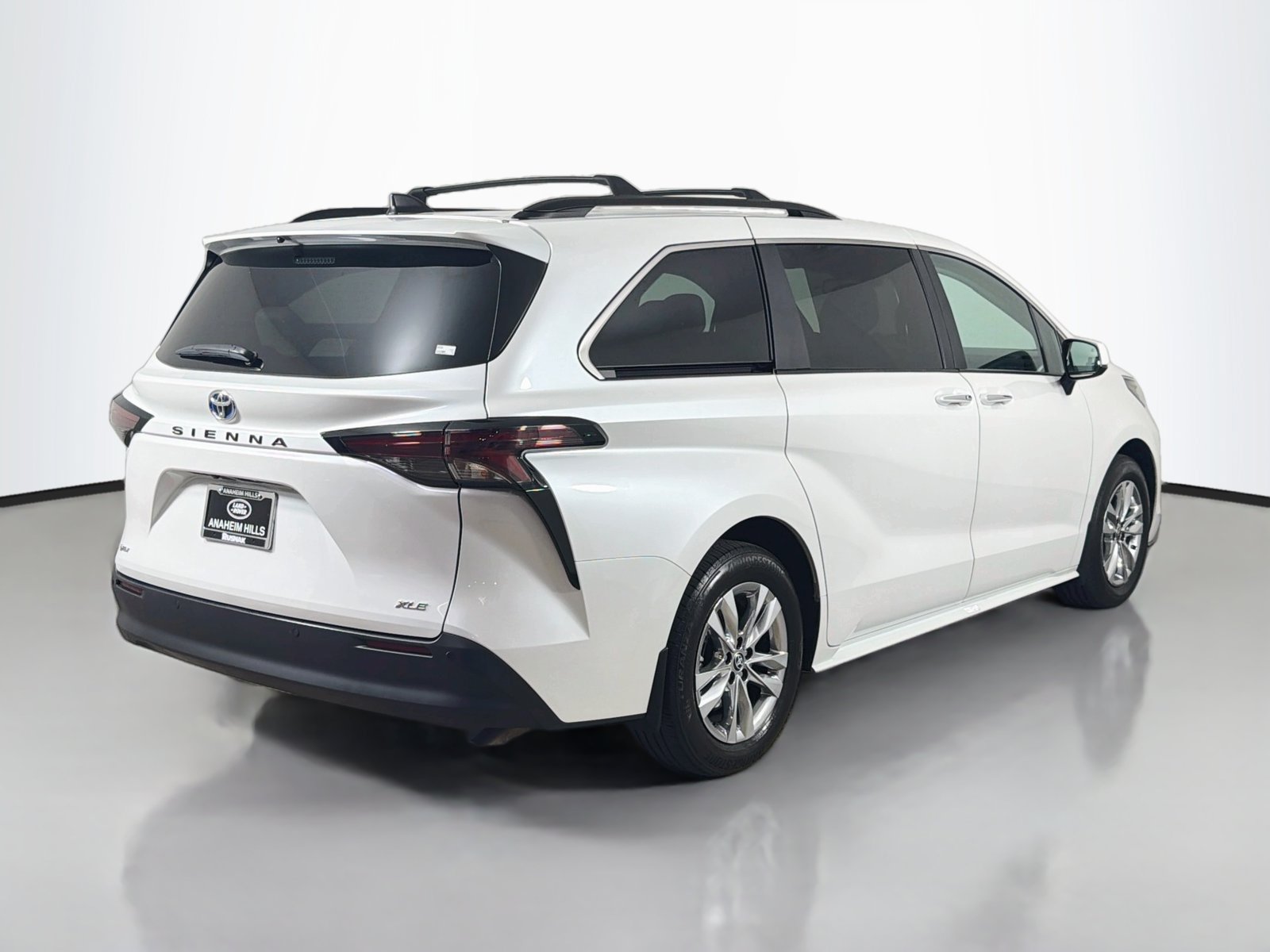 Used 2025 Toyota Sienna XLE w/ XLE Plus Package FWD image 5