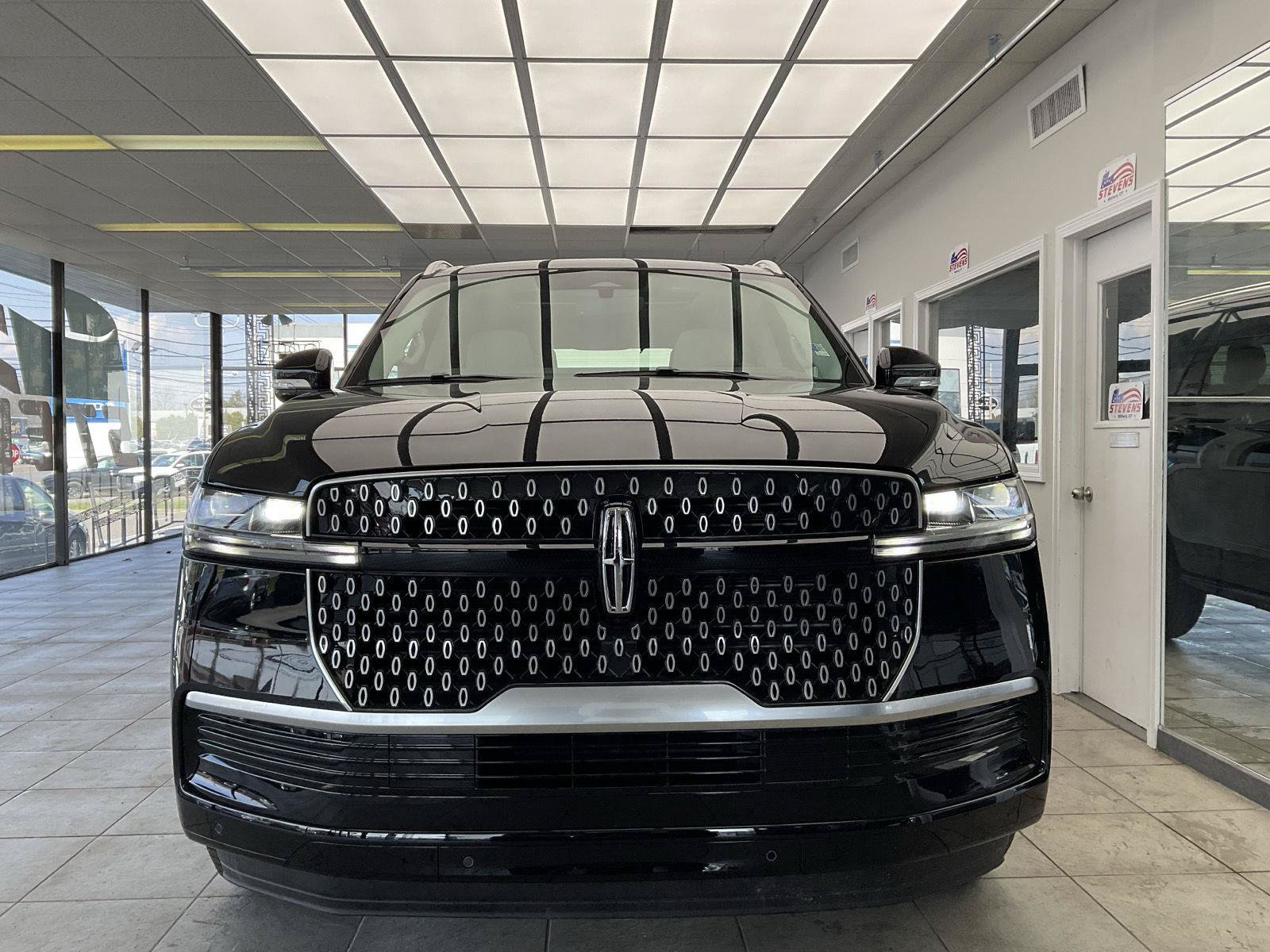 New 2026 Lincoln Navigator Reserve AWD/4WD image 2