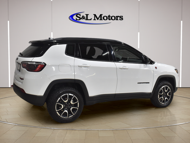 Used 2025 Jeep Compass Trailhawk AWD/4WD image 8