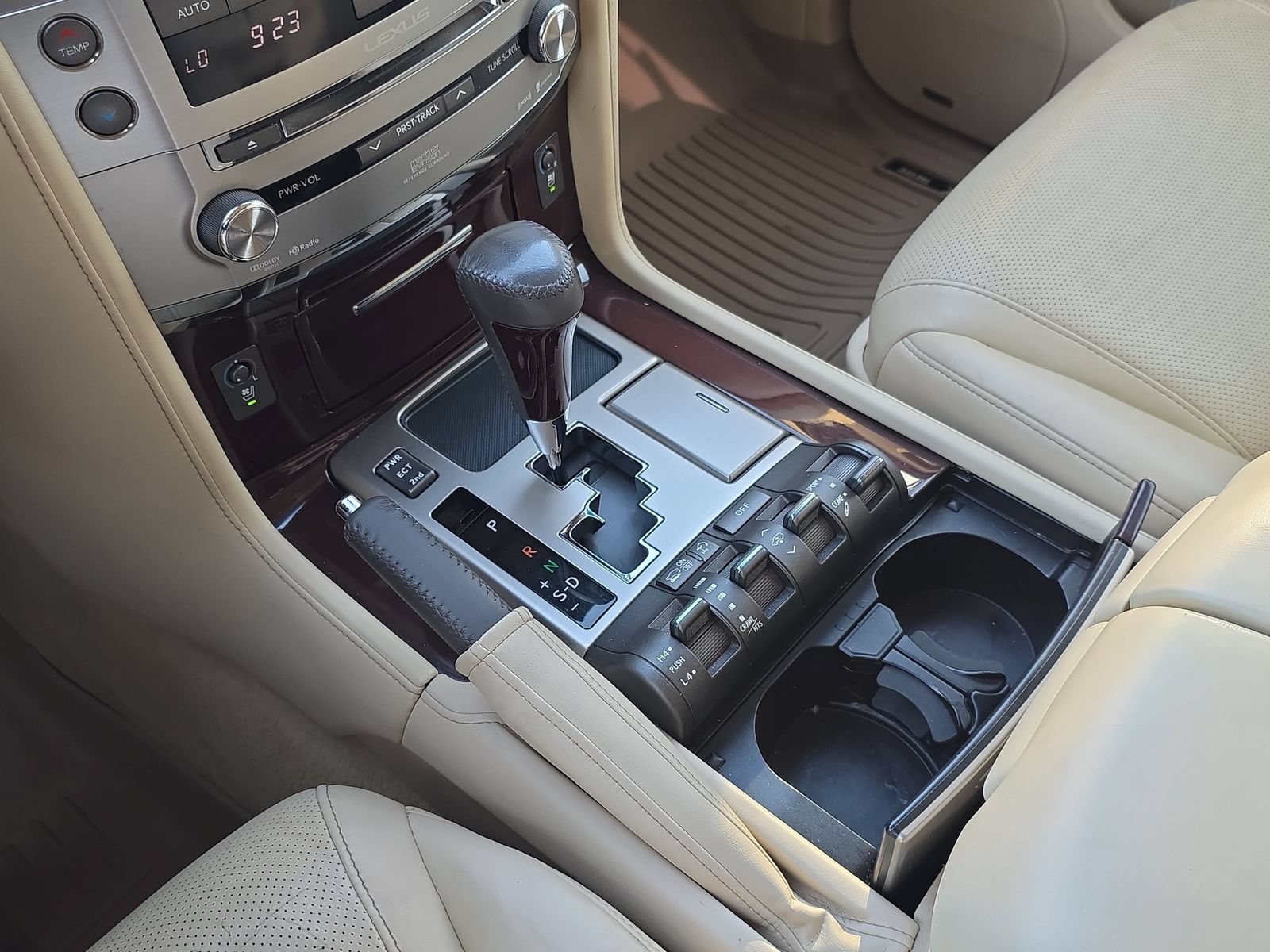 Used 2015 Lexus LX 570 4WD w/ Luxury Package image 22