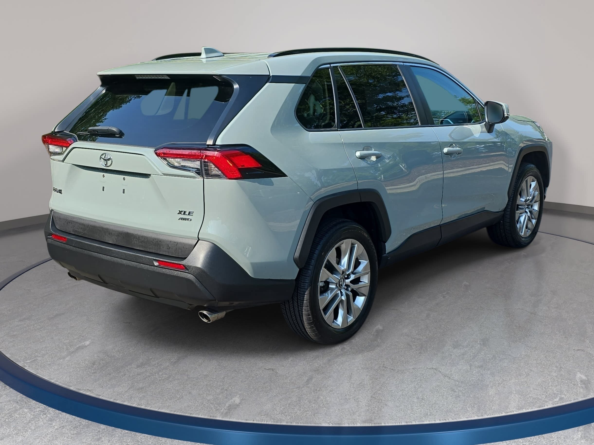 Used 2020 Toyota RAV4 XLE Premium AWD/4WD image 5