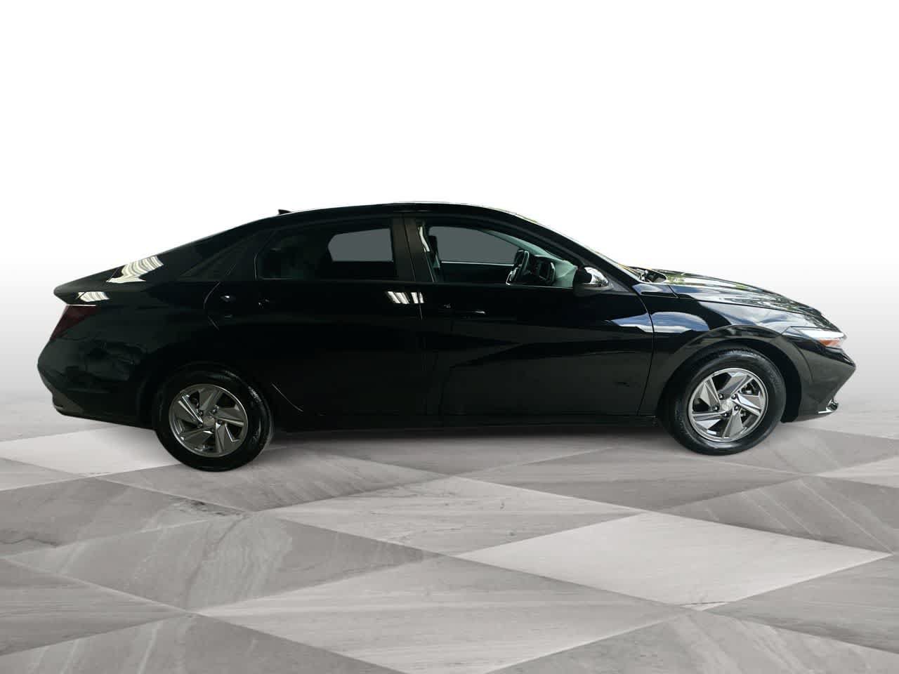 Used 2026 Hyundai Elantra SE FWD image 9