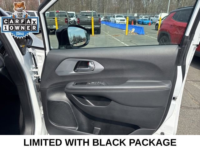 Used 2025 Chrysler Pacifica Limited image 30