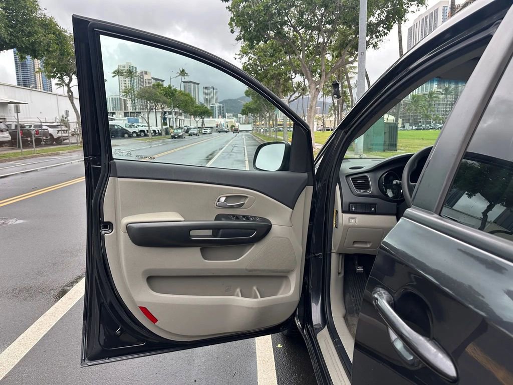 Used 2021 Kia Sedona LX image 14