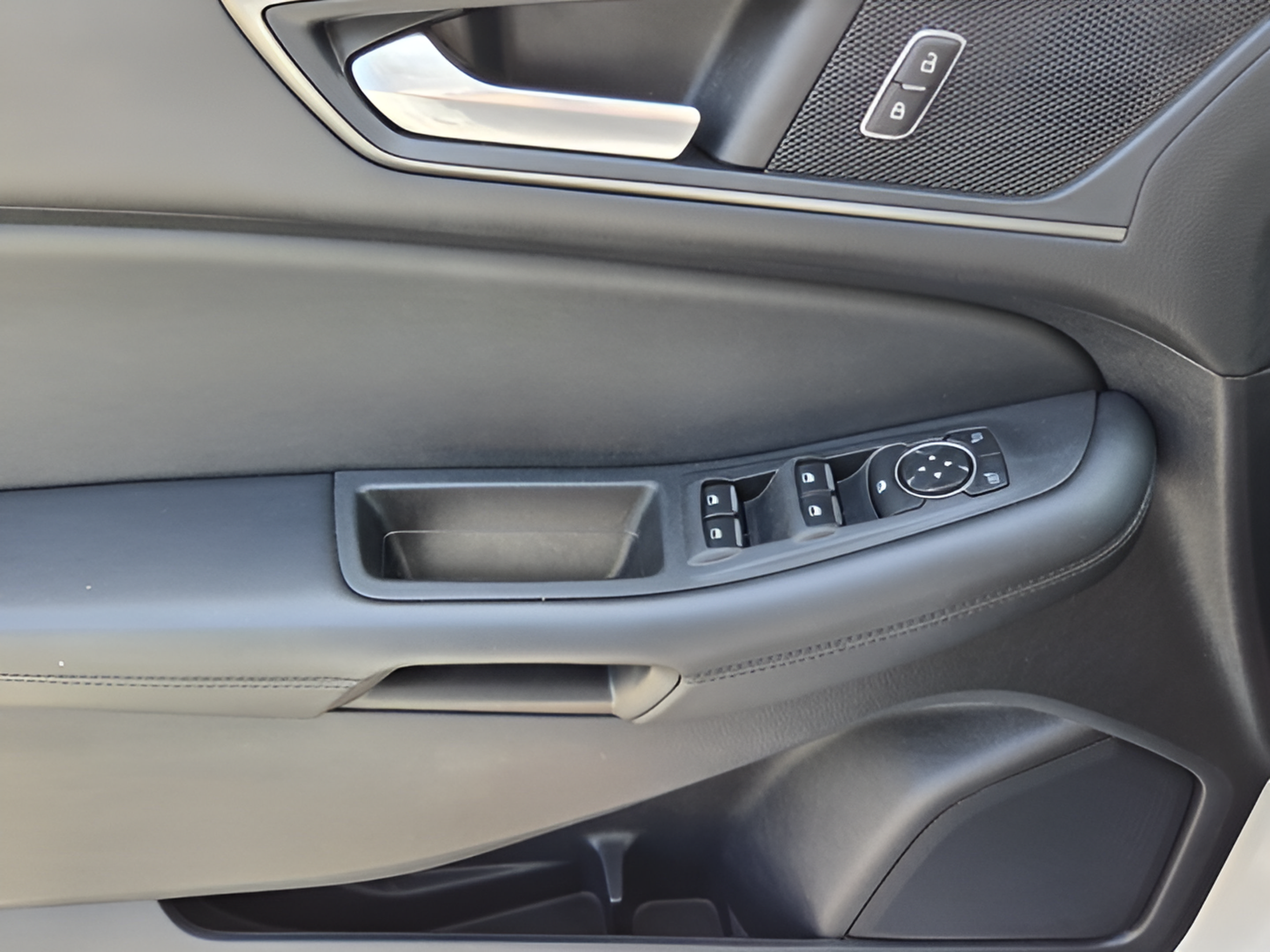 Used 2020 Ford Edge SE FWD image 27