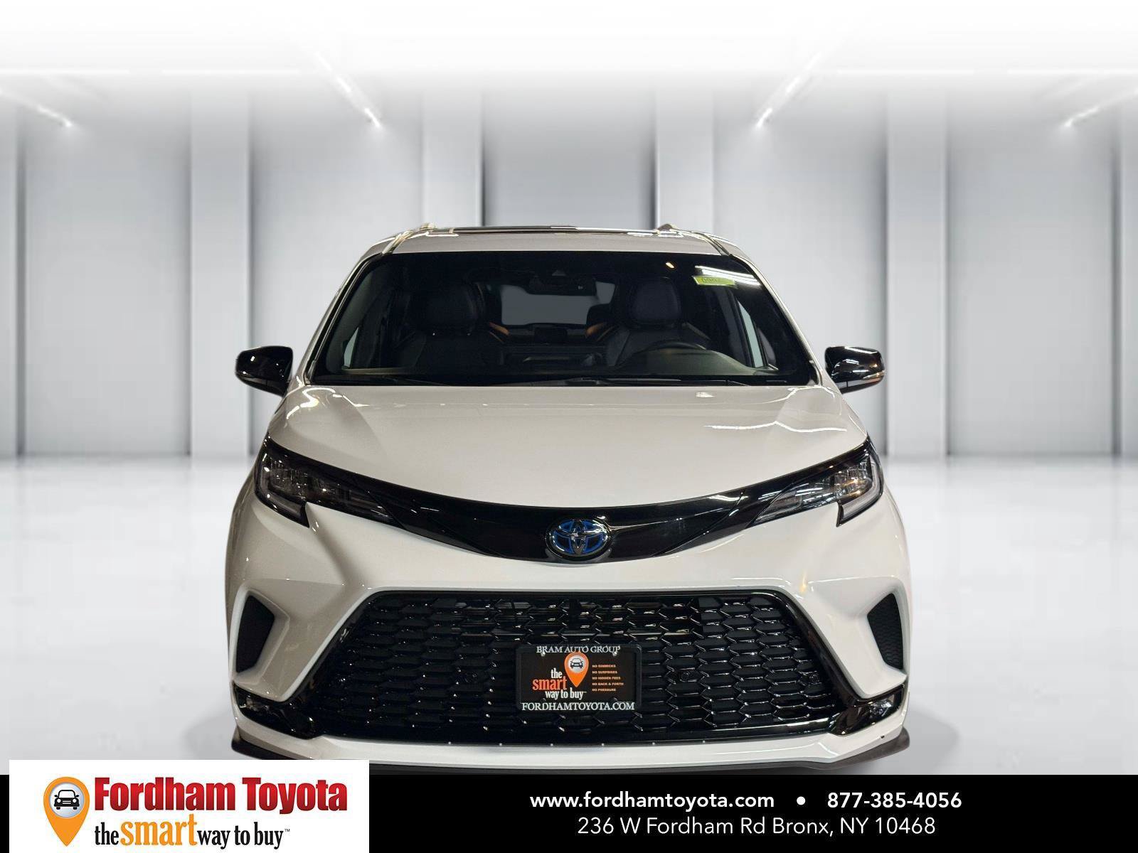 Used 2025 Toyota Sienna XSE w/ XSE Premium Package AWD/4WD image 2