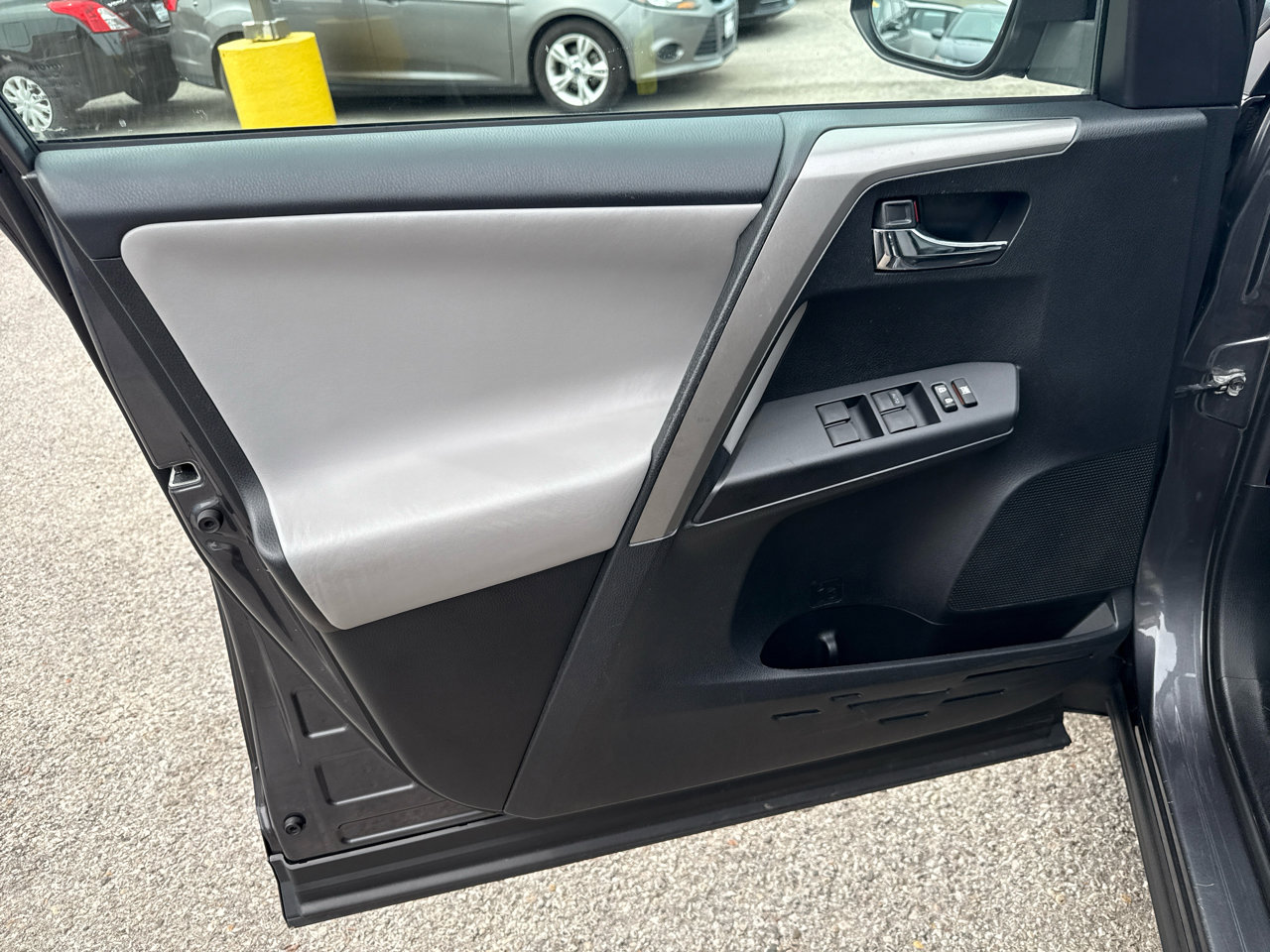 Used 2017 Toyota RAV4 XLE image 11