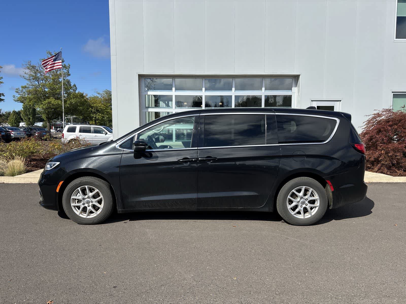 Used 2023 Chrysler Pacifica Touring-L FWD image 2
