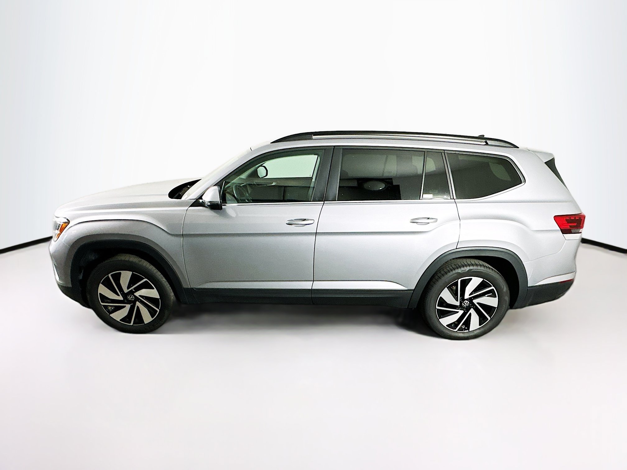 Used 2025 Volkswagen Atlas SE FWD image 4