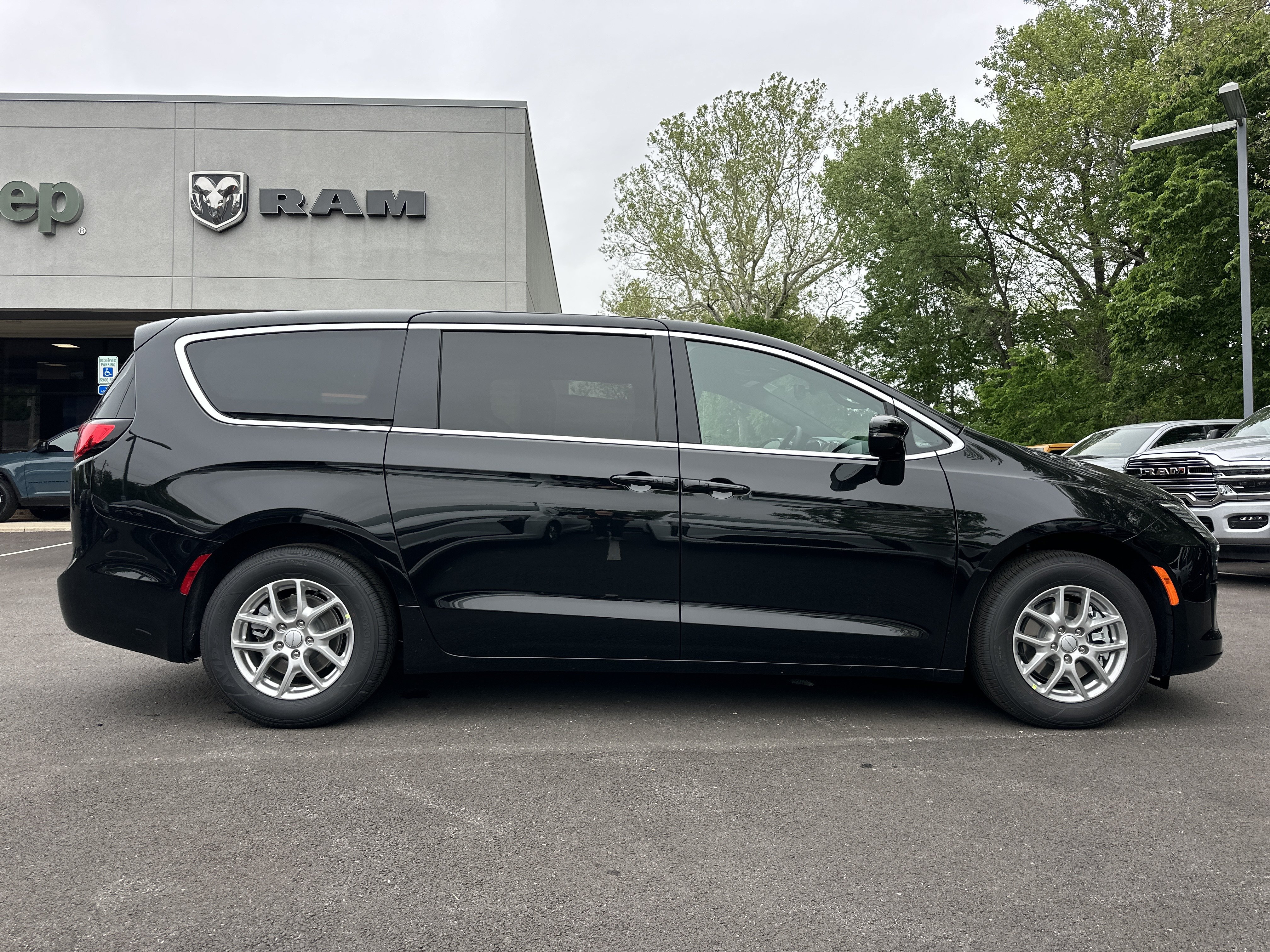 New 2027 Chrysler Pacifica Select FWD image 17