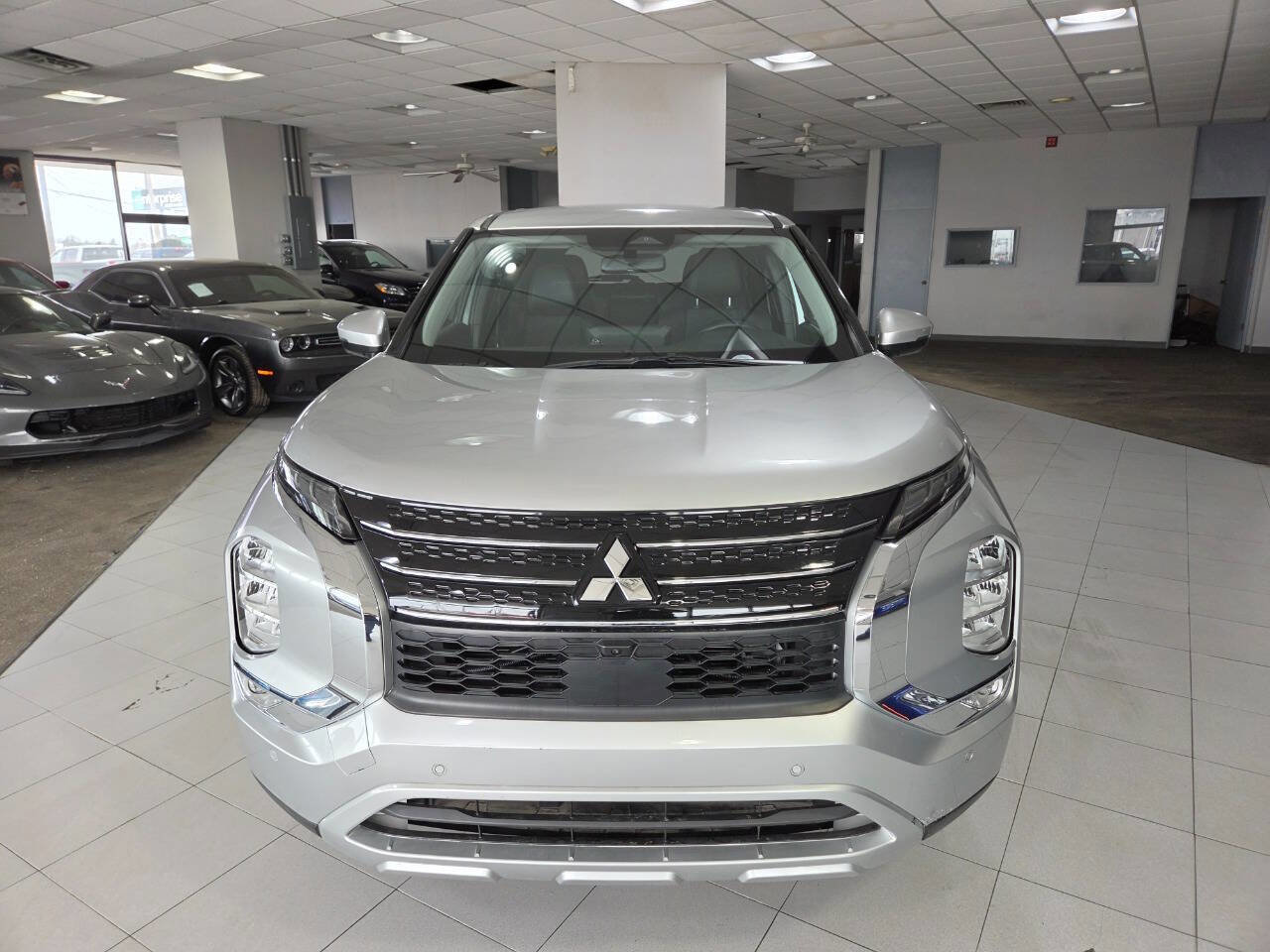 Used 2023 Mitsubishi Outlander SE image 2