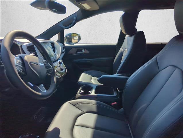 New 2026 Chrysler Pacifica Select video 3