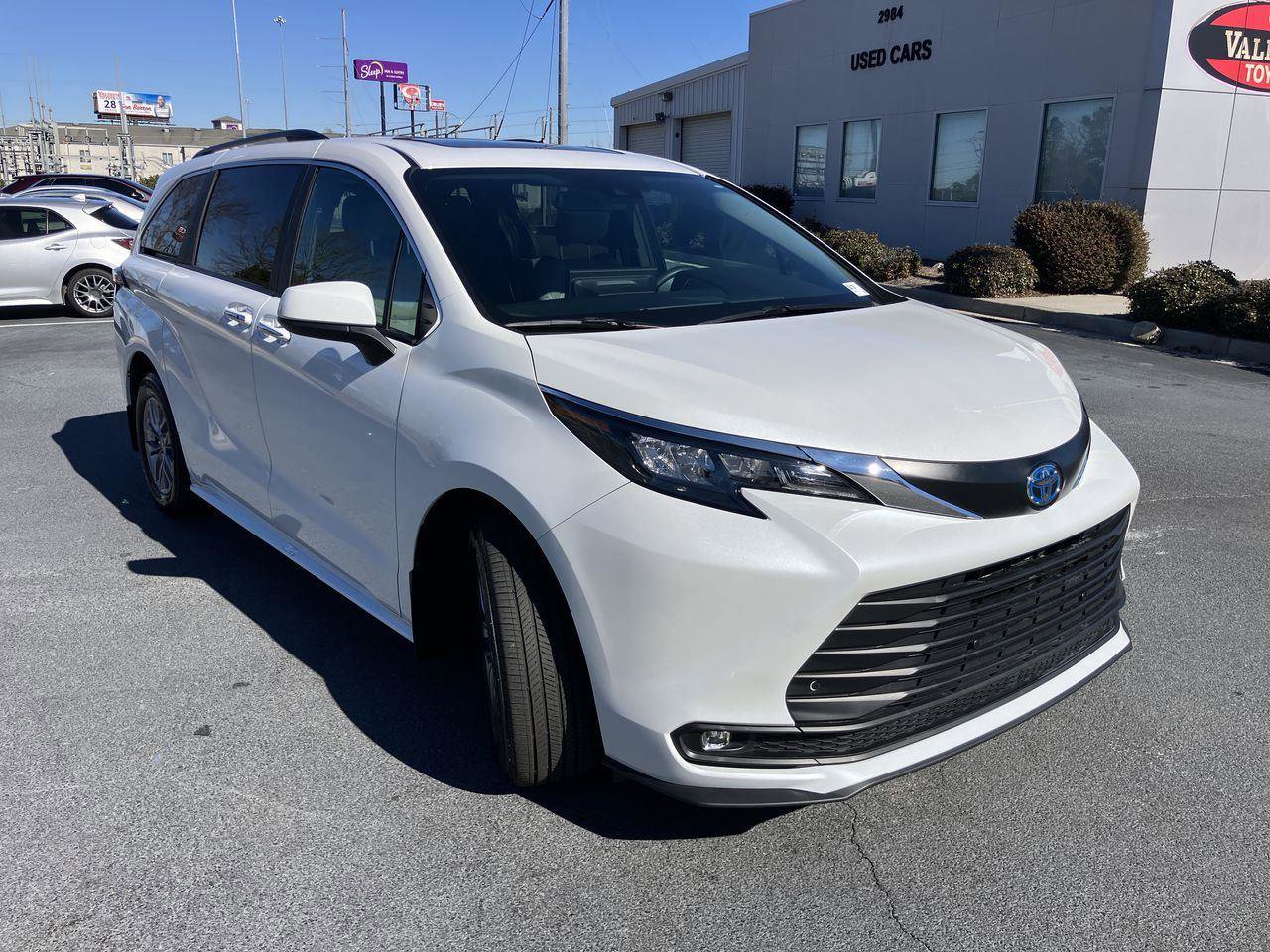 Used 2025 Toyota Sienna XLE image 7