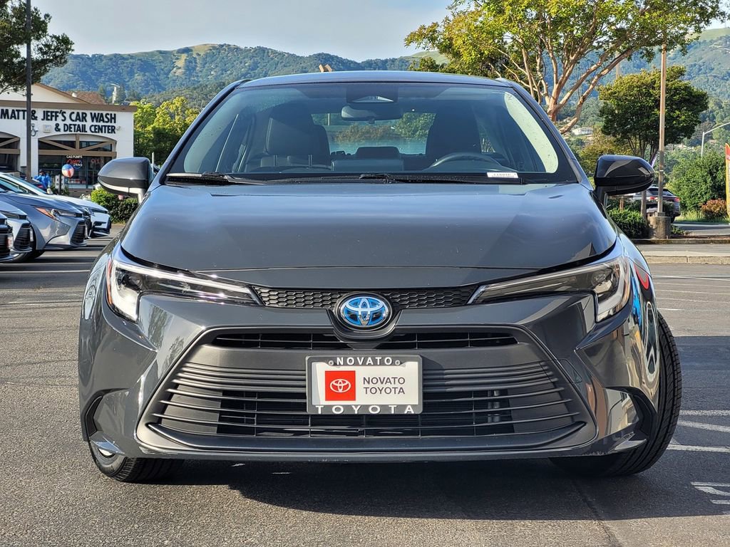 Used 2025 Toyota Corolla LE w/ Convenience Package image 2