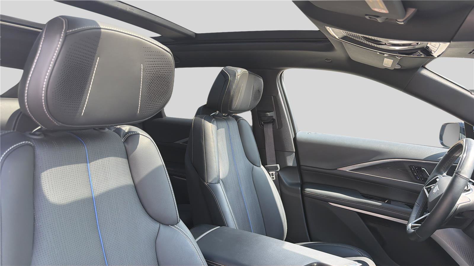 Used 2025 Cadillac Lyriq Luxury w/ LPO, Floor Liner Package image 24