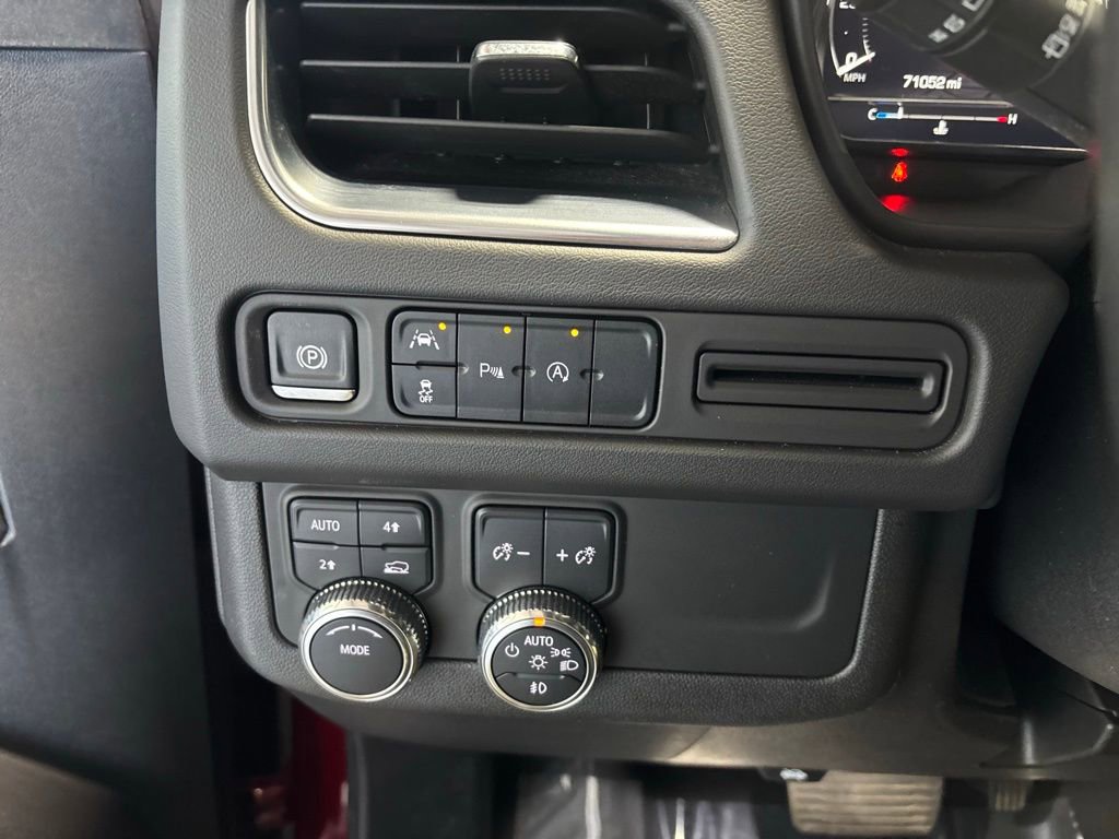 Used 2024 GMC Yukon SLT image 3