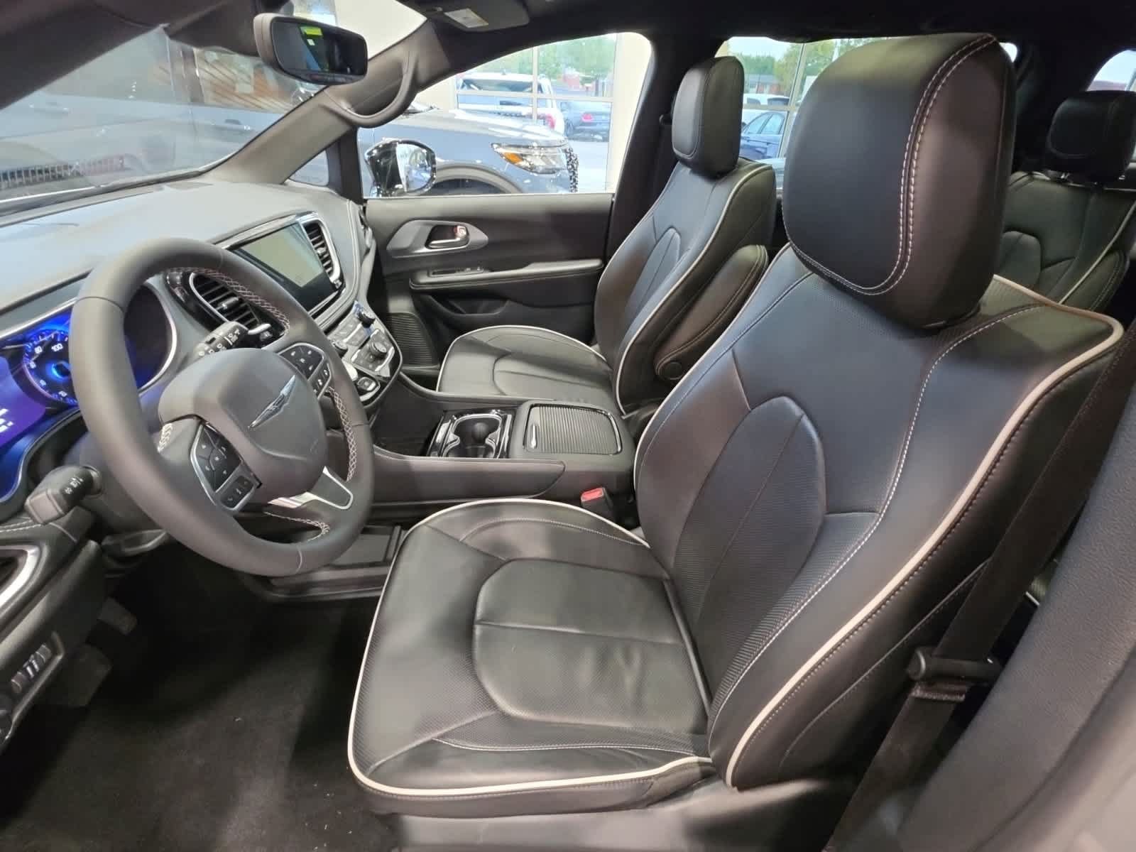 Used 2026 Chrysler Pacifica Limited FWD image 17