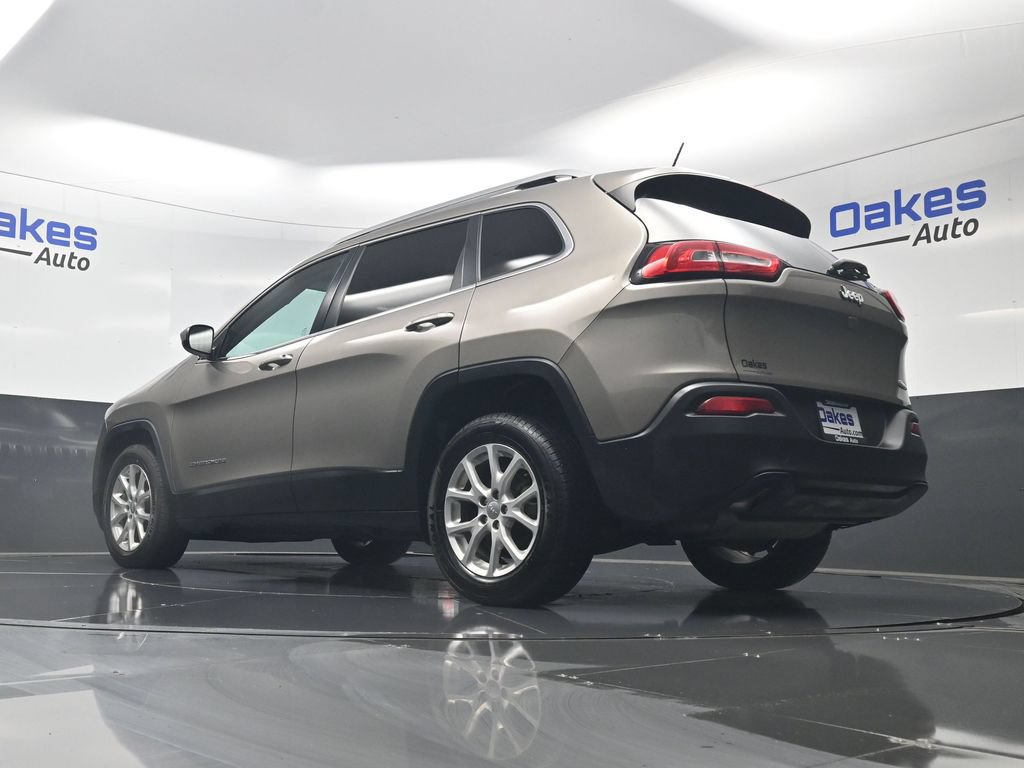Used 2017 Jeep Cherokee Latitude w/ Cold Weather Group FWD image 38