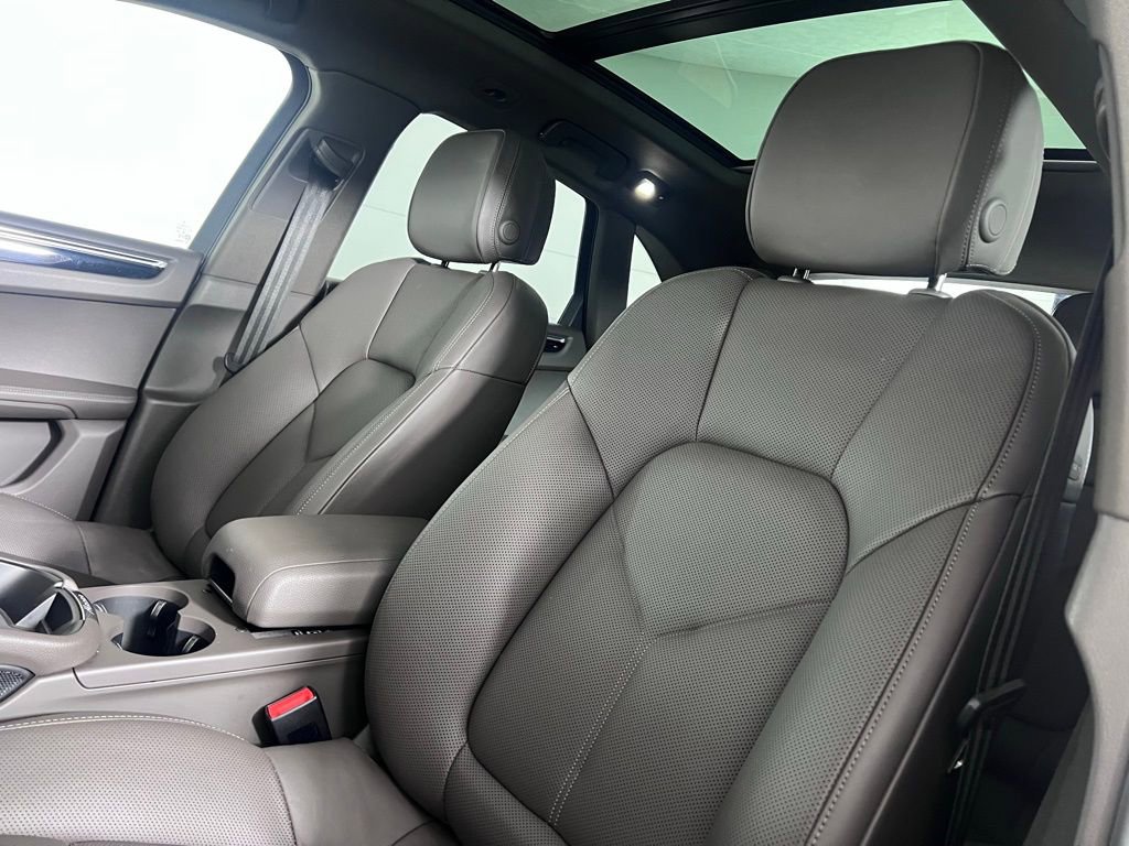 Certified 2025 Porsche Macan image 5