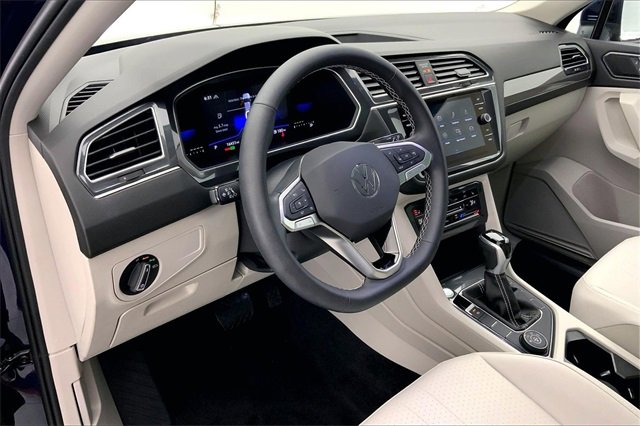 Used 2023 Volkswagen Tiguan SE w/ Panoramic Sunroof Package image 14