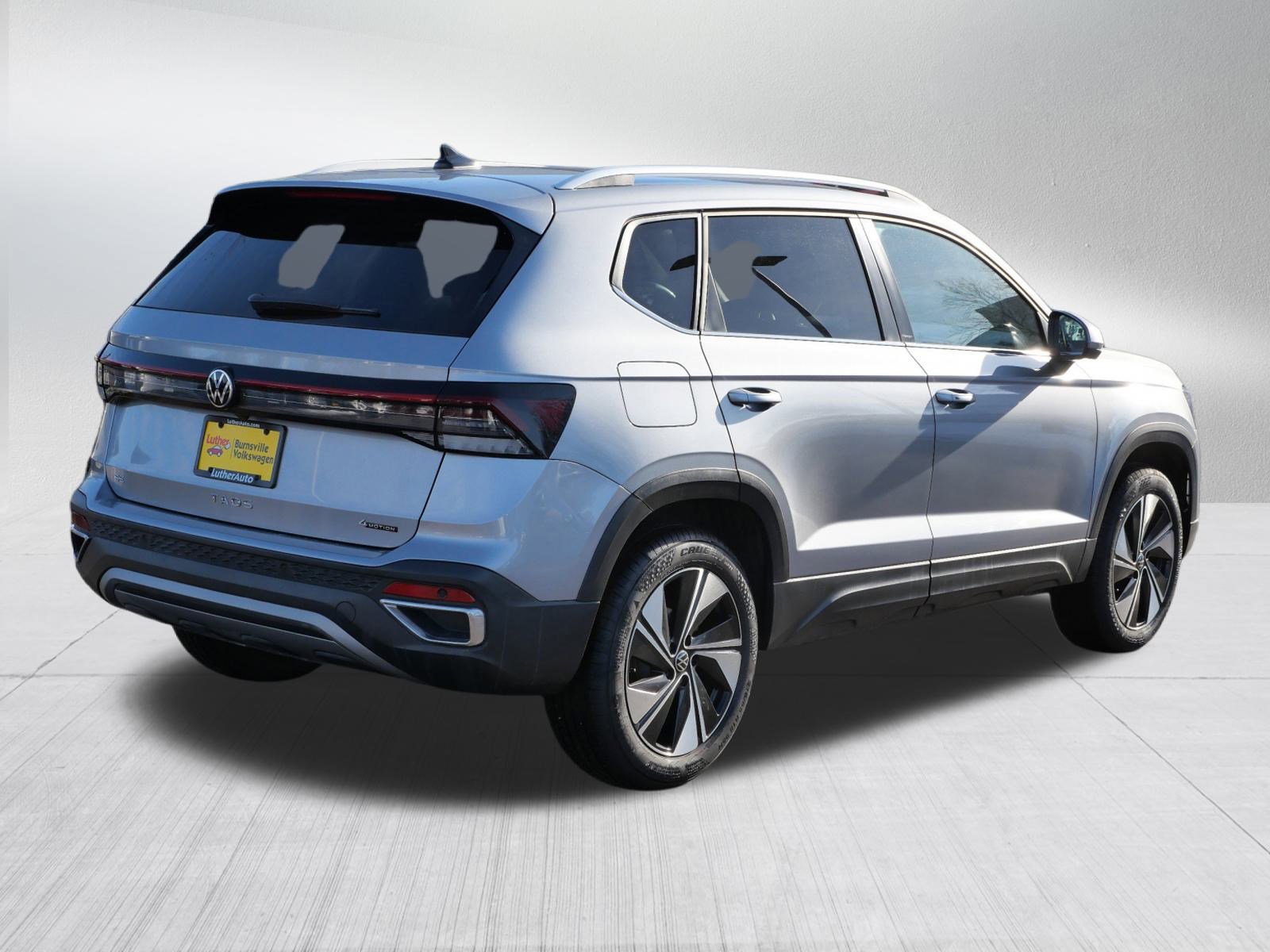 Certified 2025 Volkswagen Taos SE image 7