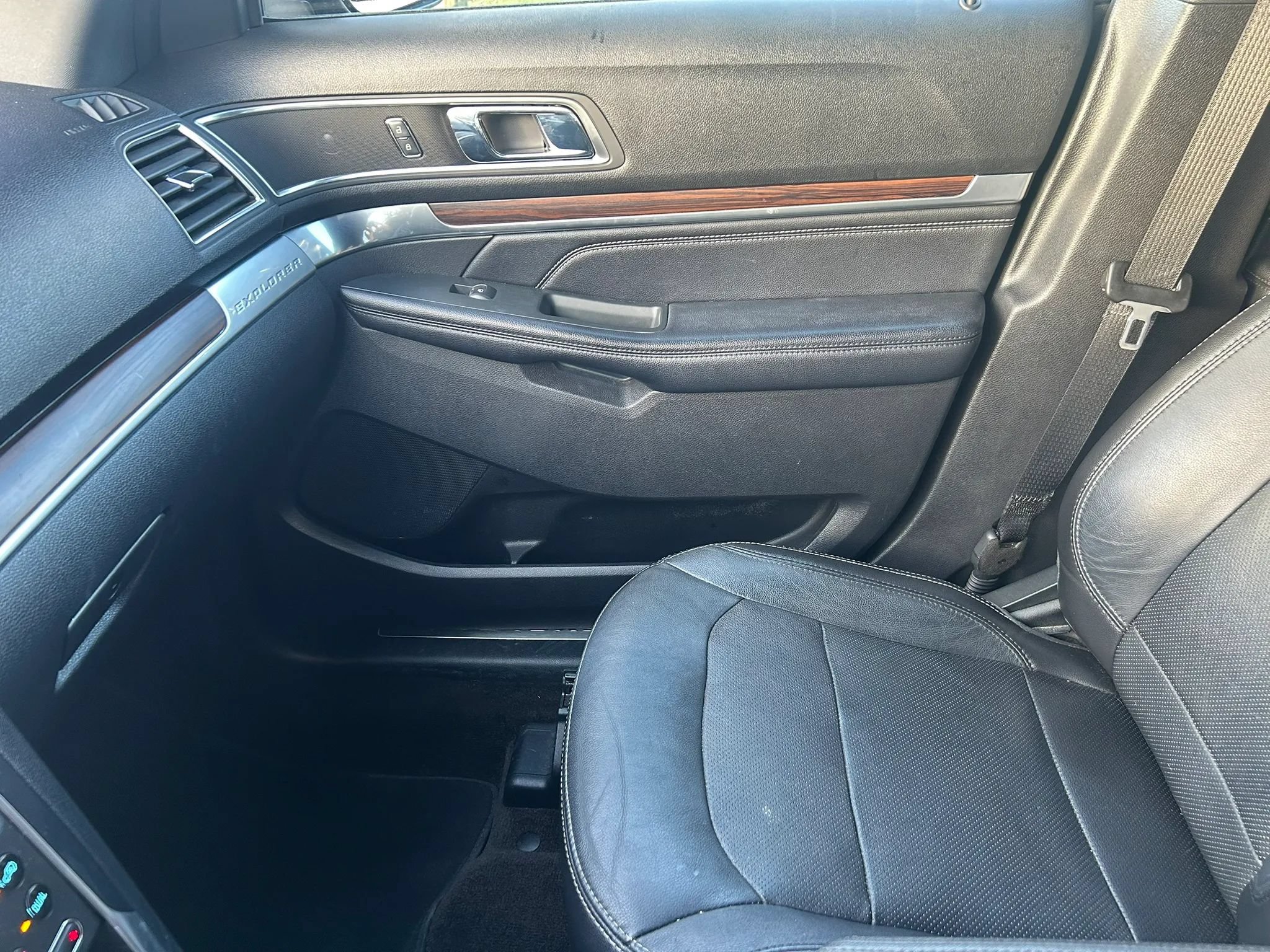 Used 2018 Ford Explorer Limited AWD/4WD image 14