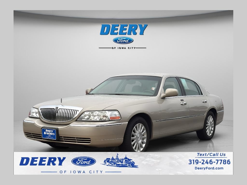 Used 2004 Lincoln Town Car Signature RWD image 1