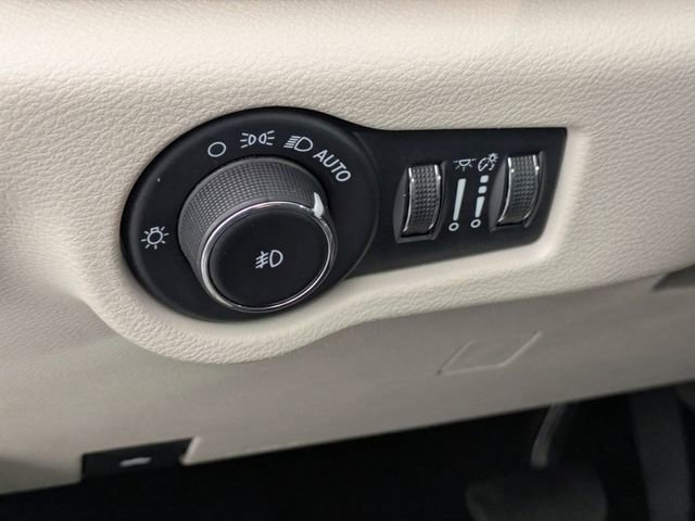 Used 2023 Chrysler Pacifica Touring-L image 12