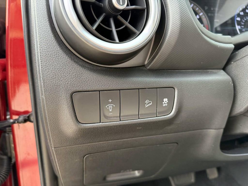 Certified 2022 Hyundai Kona SE image 18