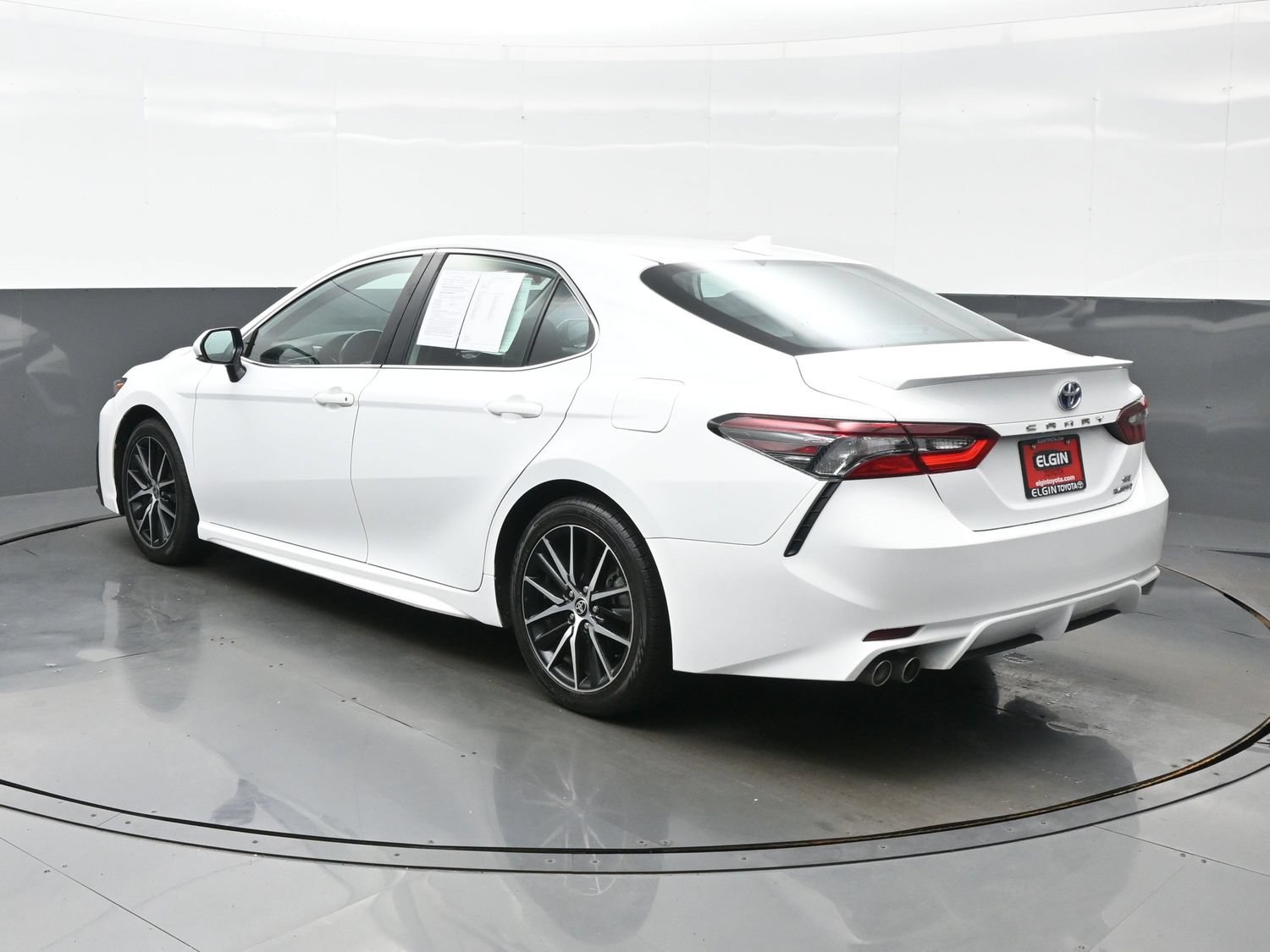 Used 2024 Toyota Camry SE w/ Audio Upgrade Package FWD image 4