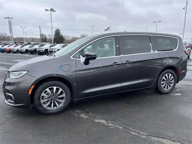 Certified 2022 Chrysler Pacifica Touring-L w/ Uconnect Theater Family Group image 3