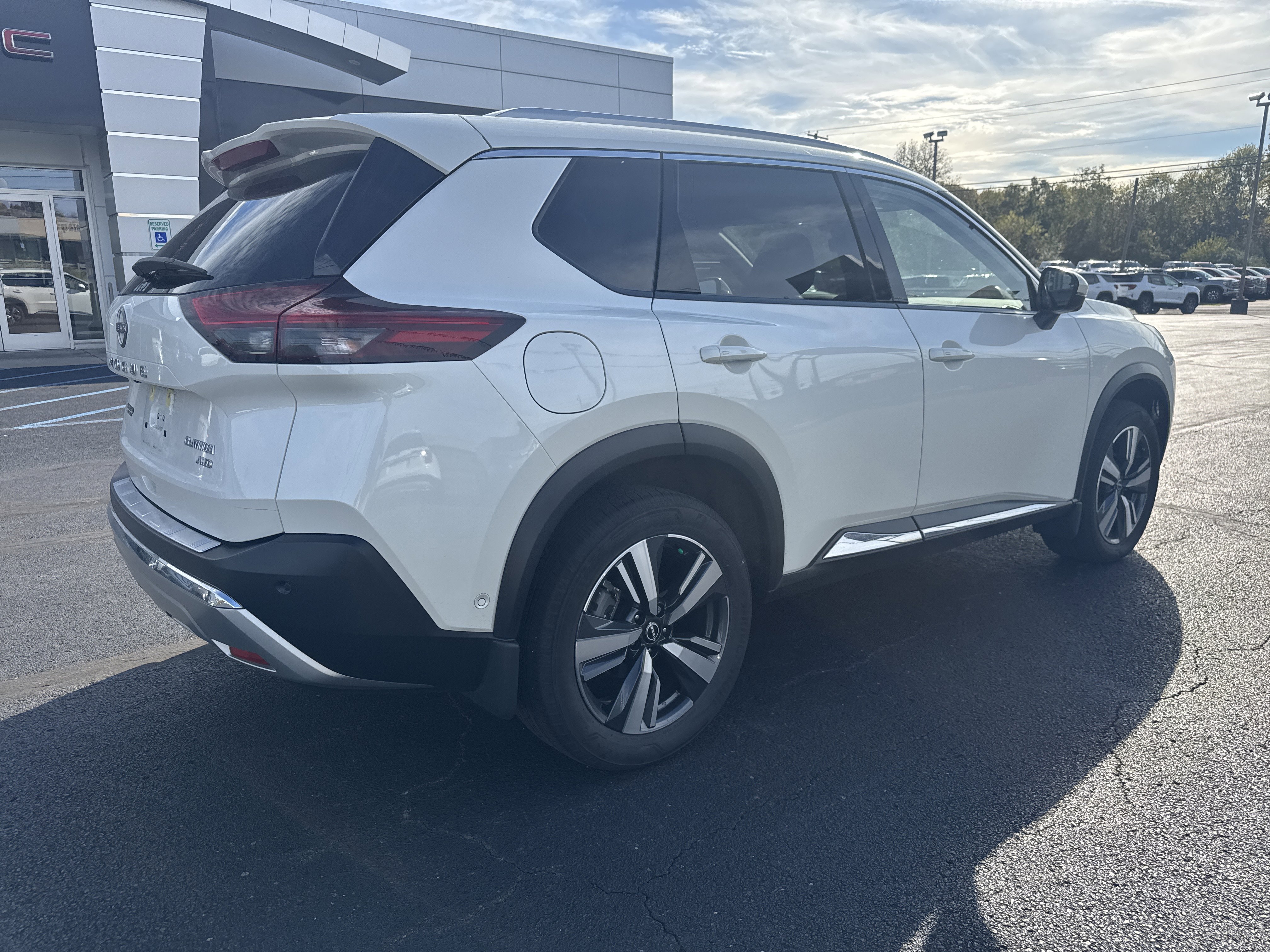 Used 2023 Nissan Rogue Platinum w/ Platinum Premium Package image 3