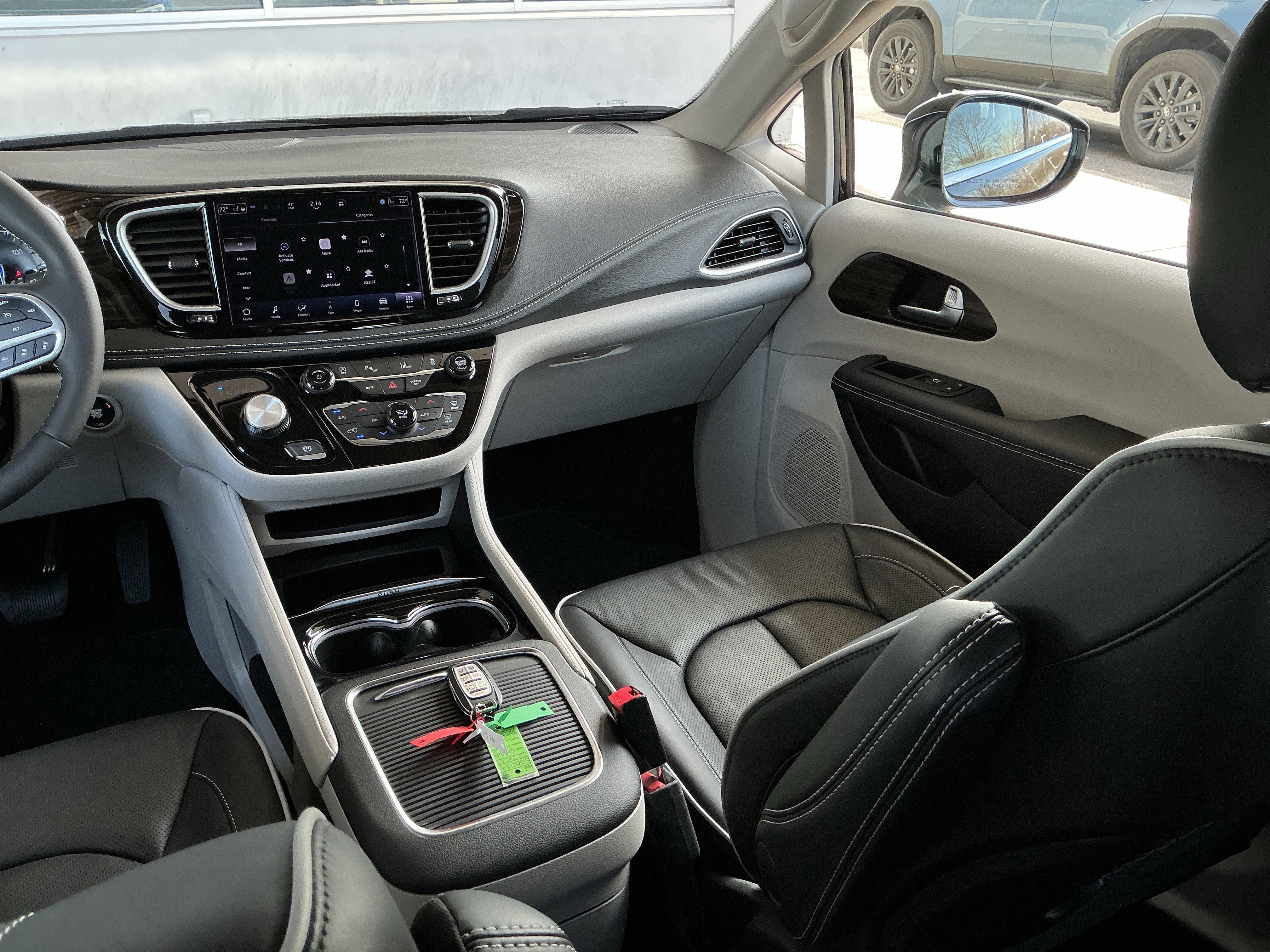 Used 2023 Chrysler Pacifica Limited image 16