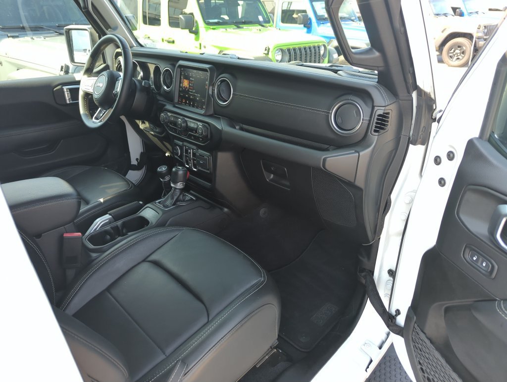 Used 2022 Jeep Wrangler Unlimited Sahara AWD/4WD image 33