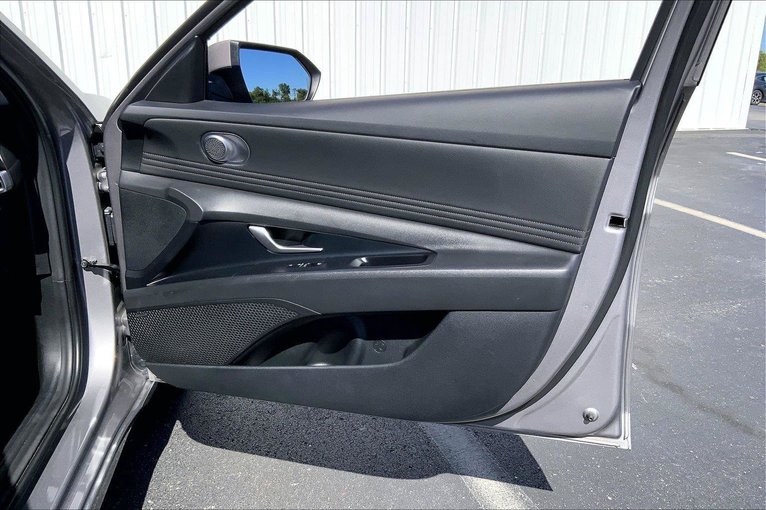 Used 2025 Hyundai Elantra Limited FWD image 23