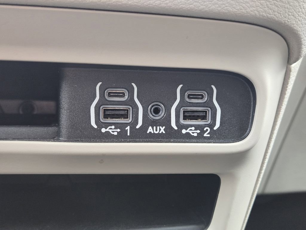 Used 2023 Chrysler Pacifica Touring-L FWD image 22