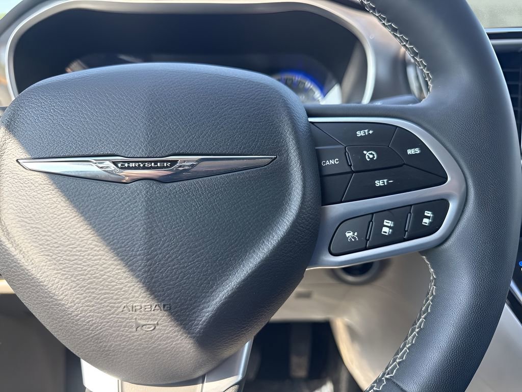Used 2023 Chrysler Pacifica Touring-L FWD image 15