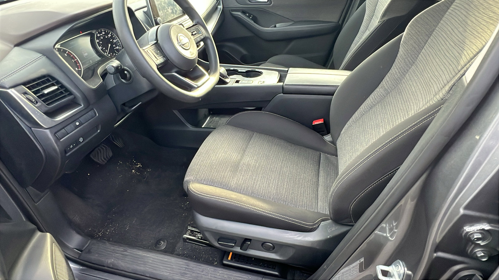 Used 2023 Nissan Rogue SV image 16