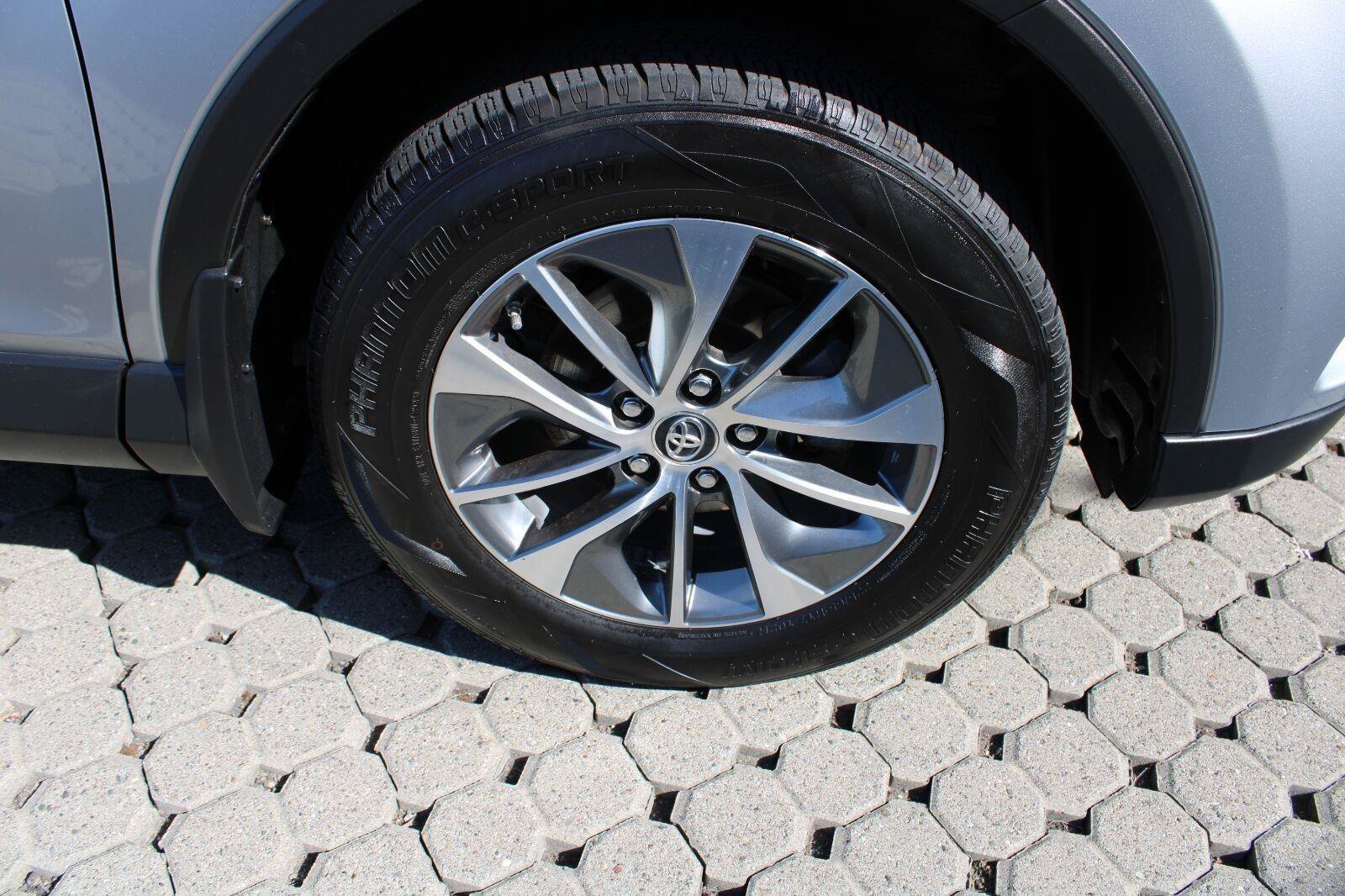 Used 2018 Toyota RAV4 XLE AWD/4WD image 13