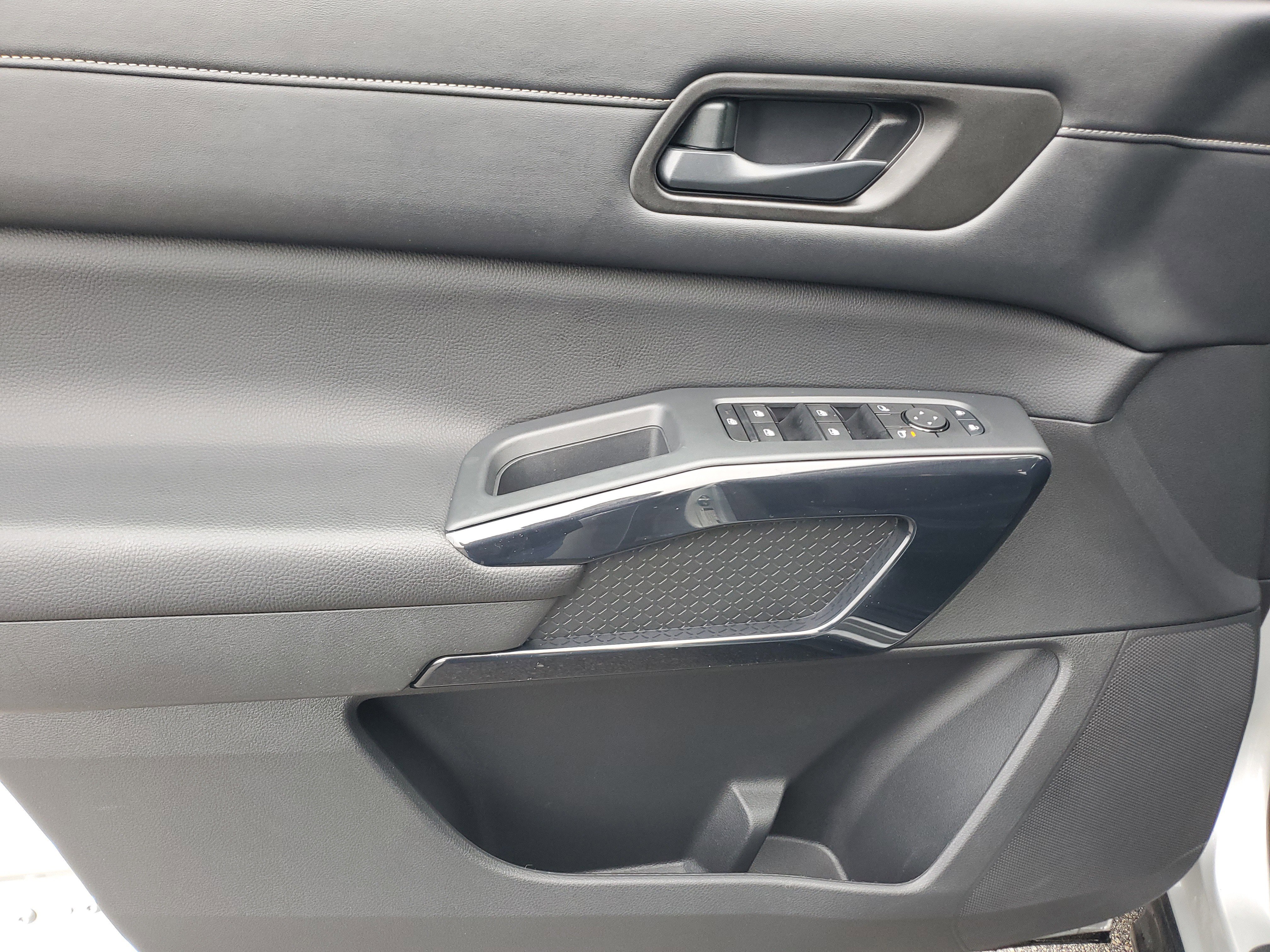 Used 2024 Nissan Pathfinder S image 26