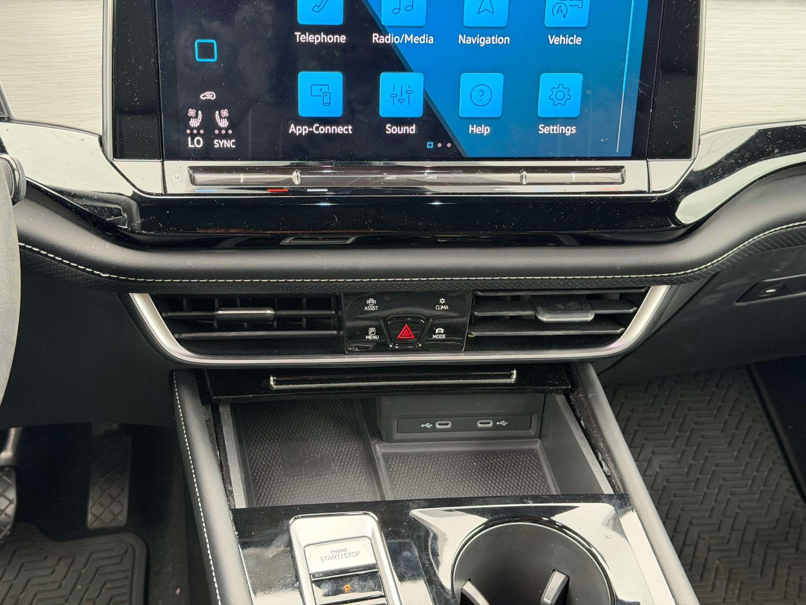 Certified 2024 Volkswagen Atlas Cross Sport SE AWD/4WD image 18