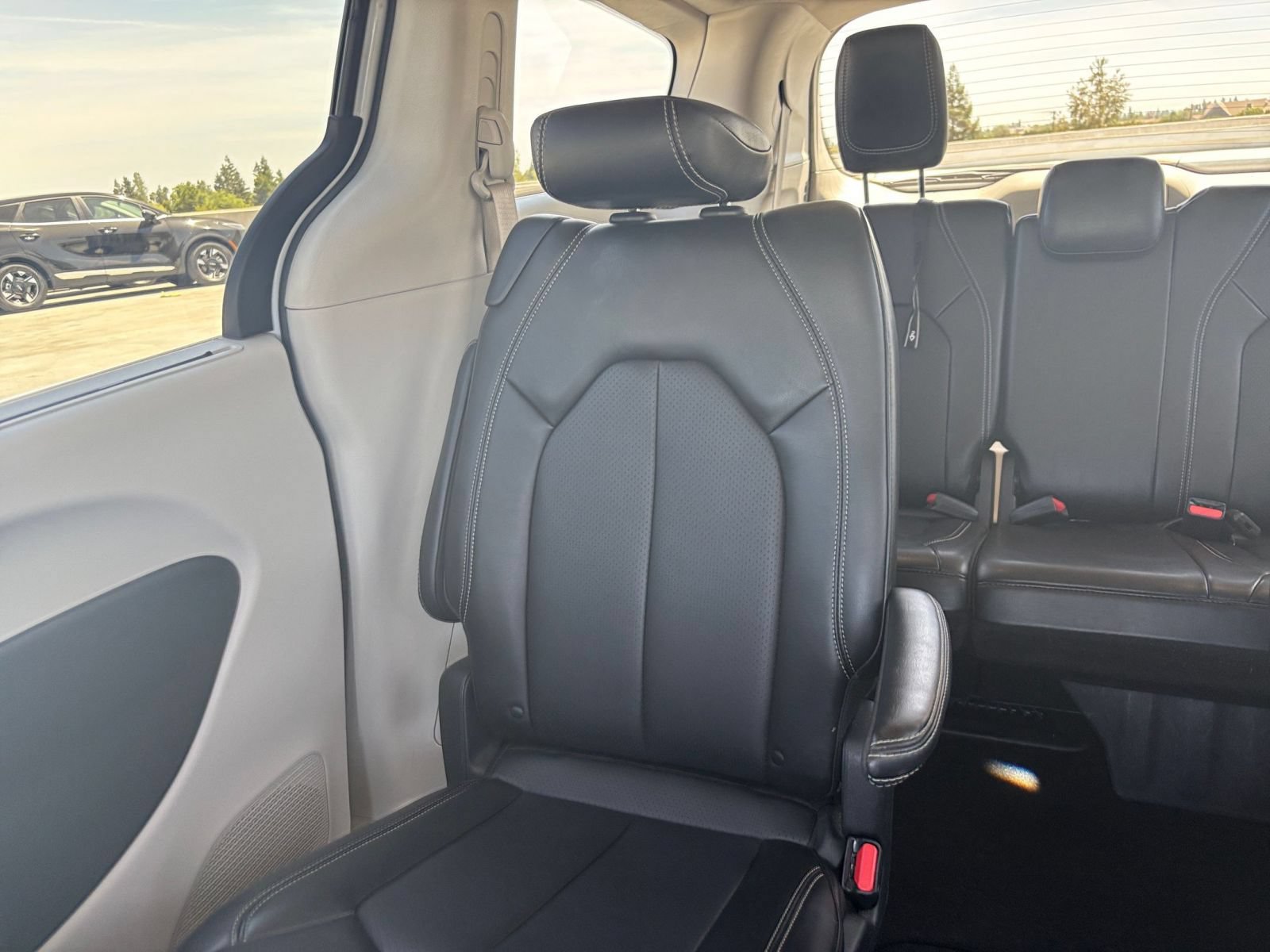 Used 2024 Chrysler Pacifica Touring-L FWD image 40