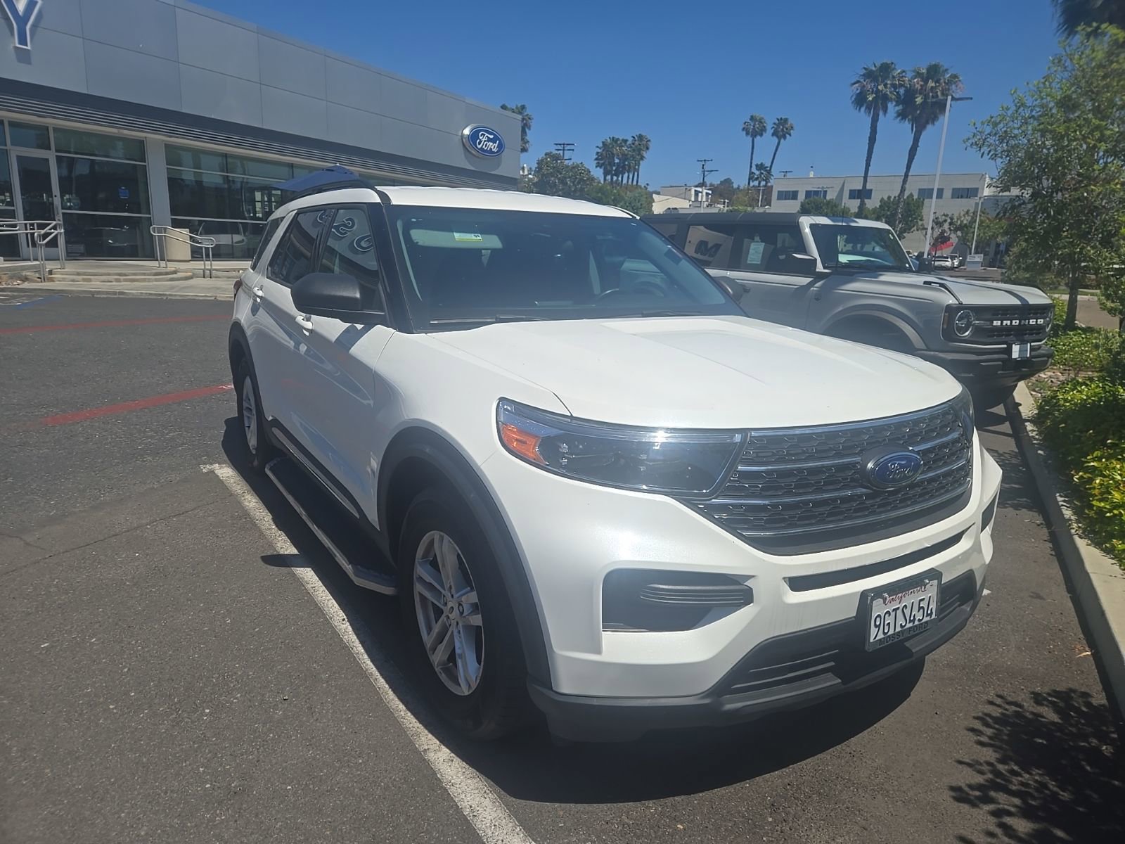 Used 2023 Ford Explorer XLT image 3