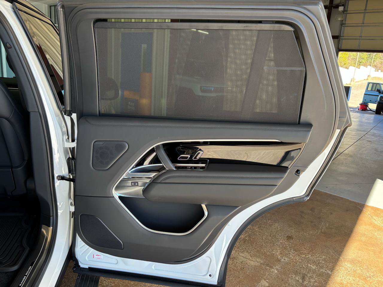 Used 2025 Land Rover Range Rover Long Wheelbase SE image 28