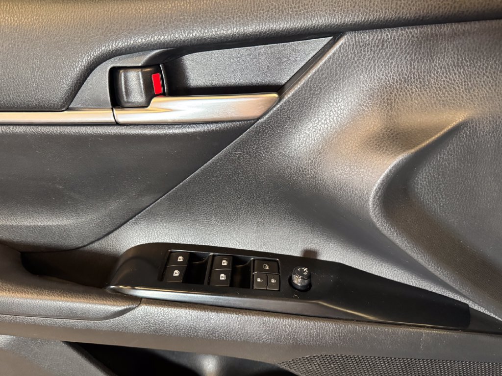 Used 2019 Toyota Camry SE FWD image 19