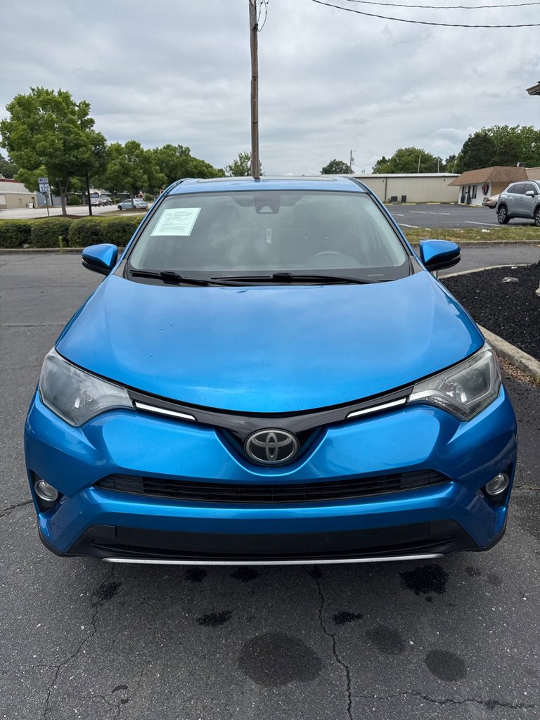 Used 2018 Toyota RAV4 XLE AWD/4WD image 2